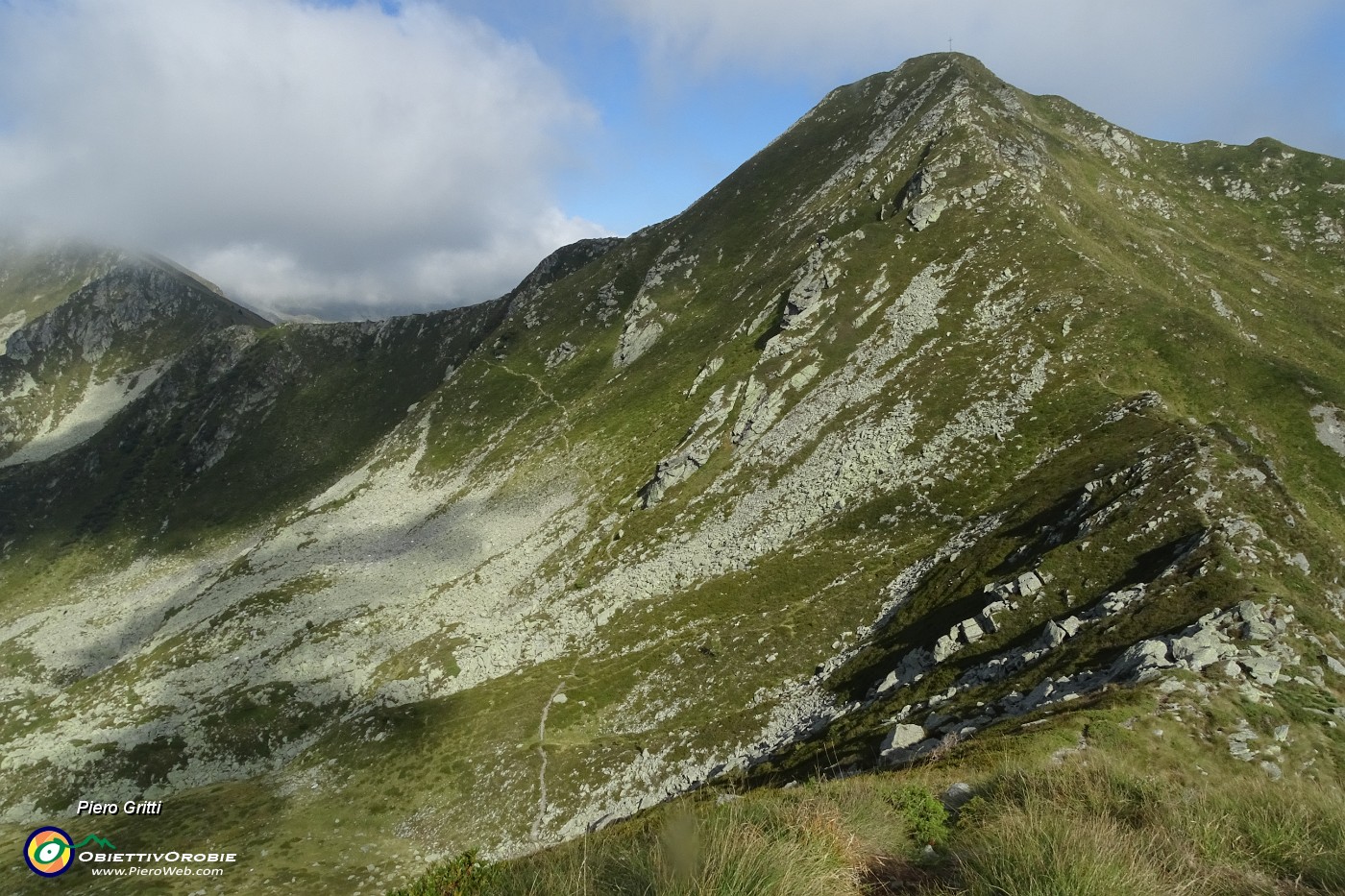 30 Da Cima Villa mi abbasso alla selletta per risalire sul Pizzo delle segade.JPG